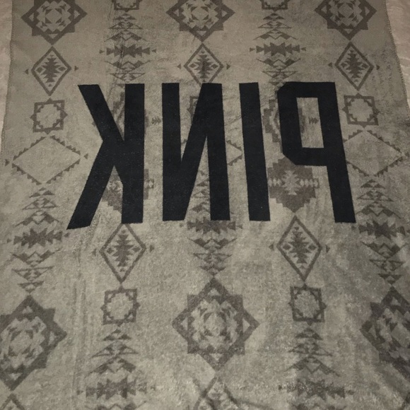 VS ๐ PINK HTF Gray Aztec Stadium Blanket โข UFT - Picture 8 of 8
